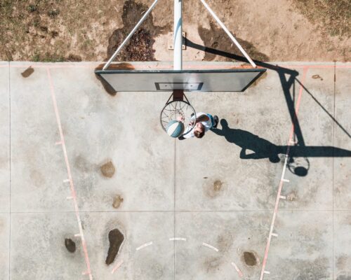 Jugando al baloncesto